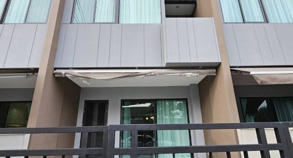 For rent 3 bedrooms townhouse in Saphan Sung, Bangkok