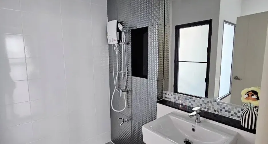 For rent 3 bedrooms townhouse in Saphan Sung, Bangkok