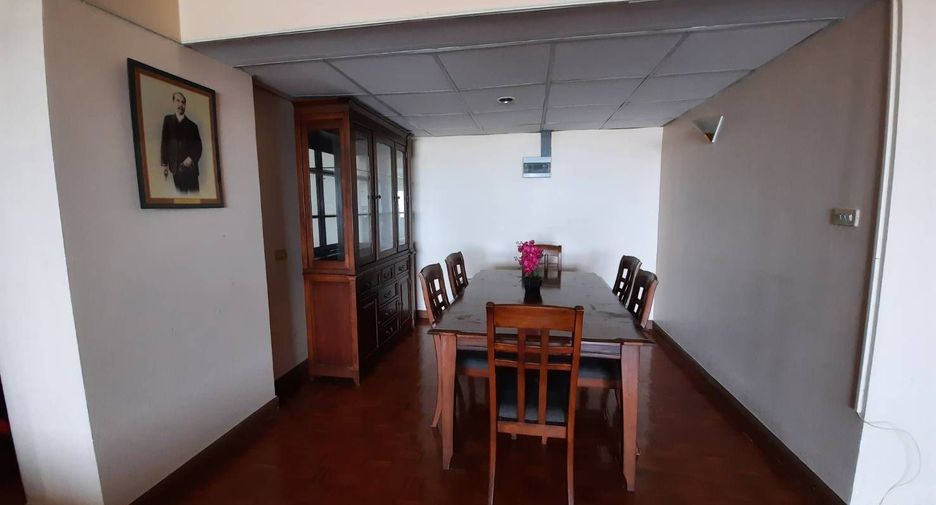 For rent 3 bedrooms condo in Phra Khanong, Bangkok