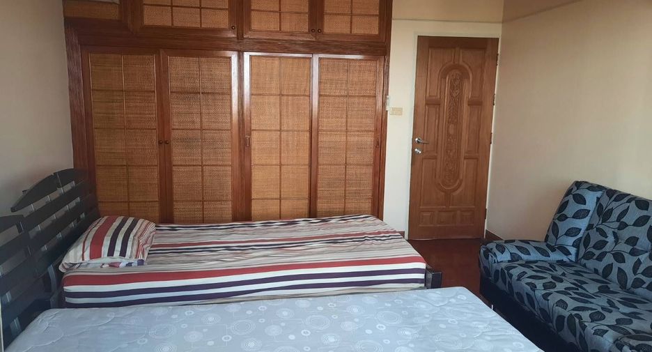 For rent 3 bedrooms condo in Phra Khanong, Bangkok