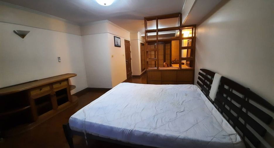 For rent 3 bedrooms condo in Phra Khanong, Bangkok