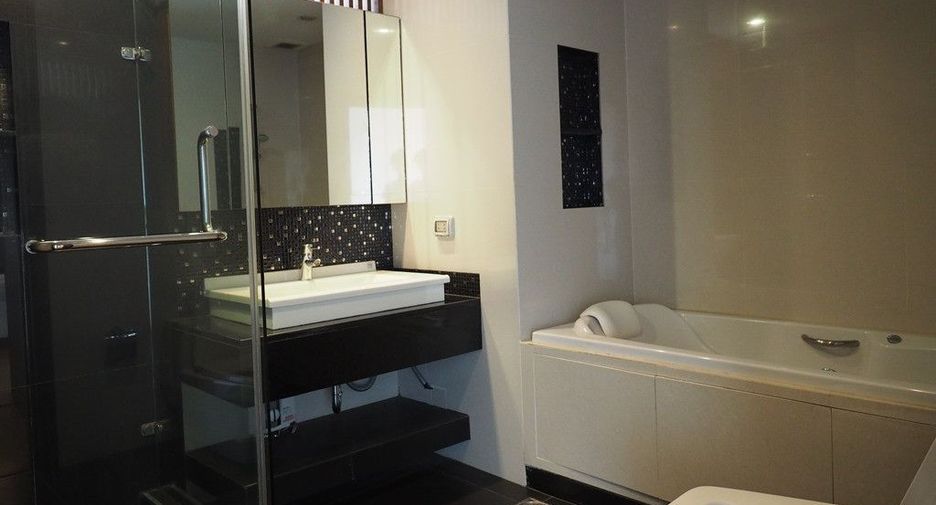 For rent 3 bedrooms condo in Sathon, Bangkok