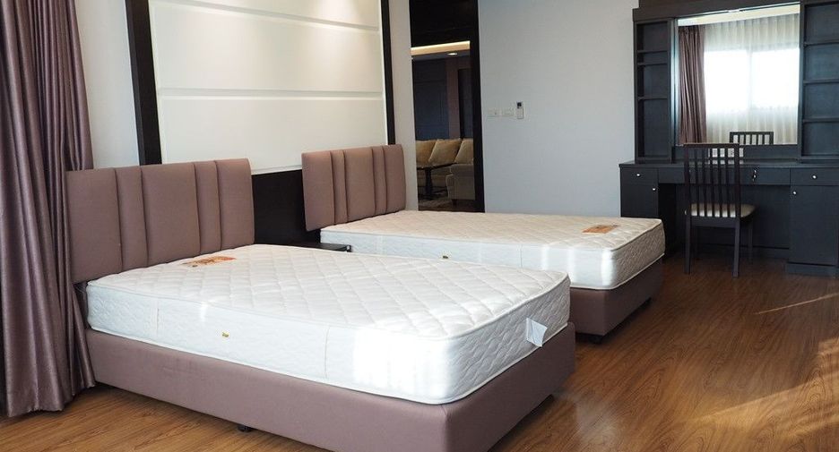 For rent 3 bedrooms condo in Sathon, Bangkok