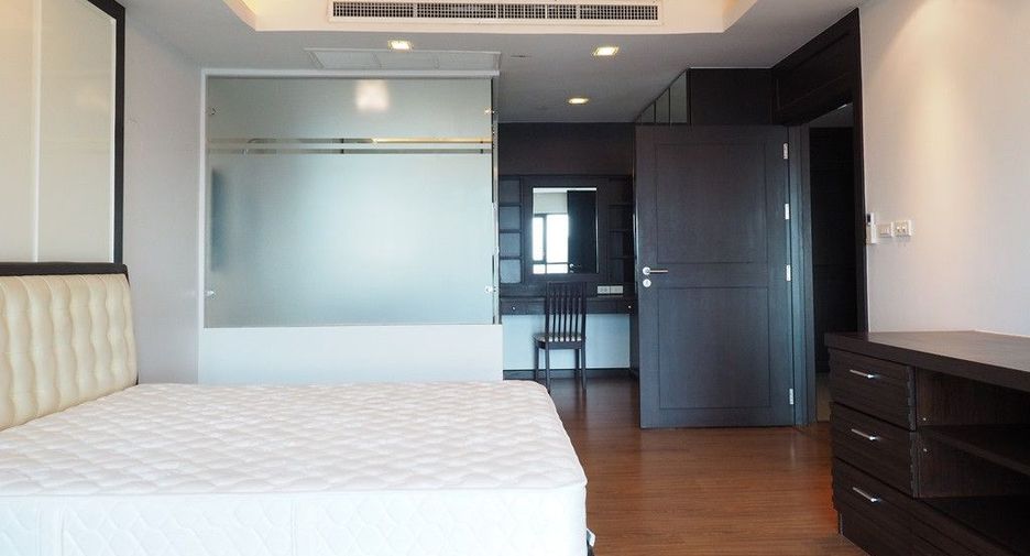 For rent 3 bedrooms condo in Sathon, Bangkok