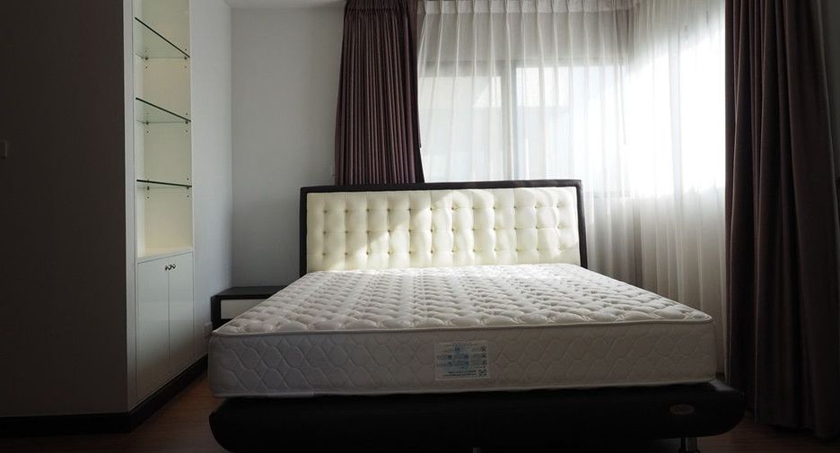 For rent 3 bedrooms condo in Sathon, Bangkok