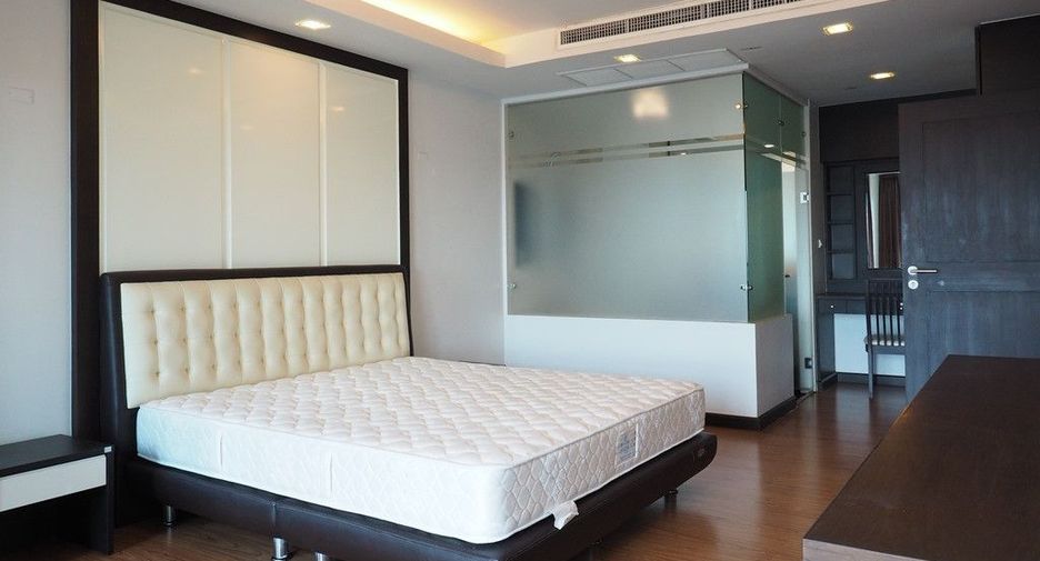 For rent 3 bedrooms condo in Sathon, Bangkok