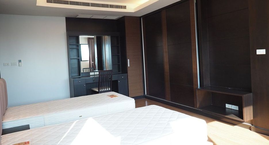 For rent 3 bedrooms condo in Sathon, Bangkok