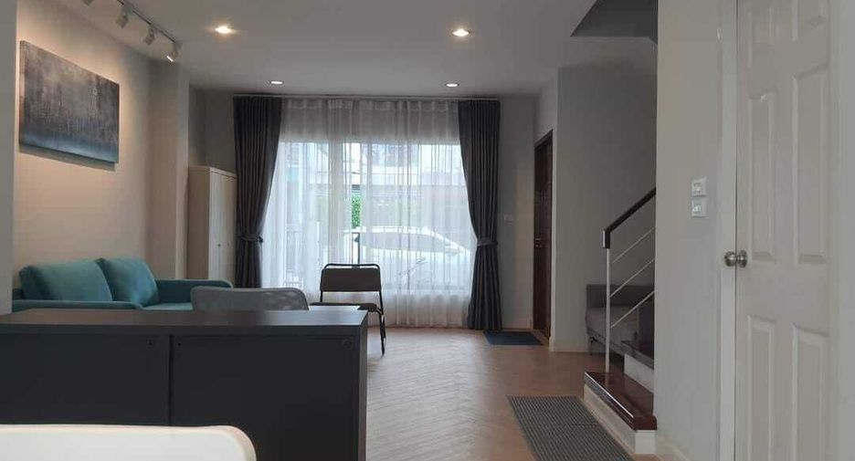For rent 3 bedrooms townhouse in Yan Nawa, Bangkok