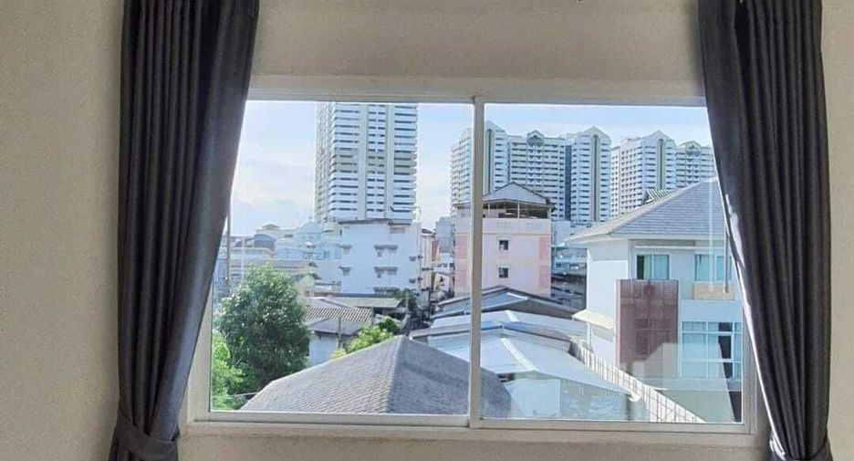 For rent 3 bedrooms townhouse in Yan Nawa, Bangkok