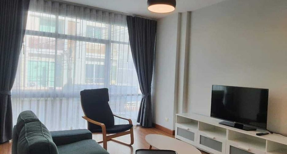 For rent 3 bedrooms townhouse in Yan Nawa, Bangkok