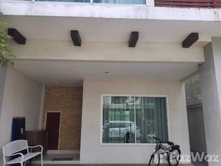 For rent 3 bedrooms townhouse in Yan Nawa, Bangkok