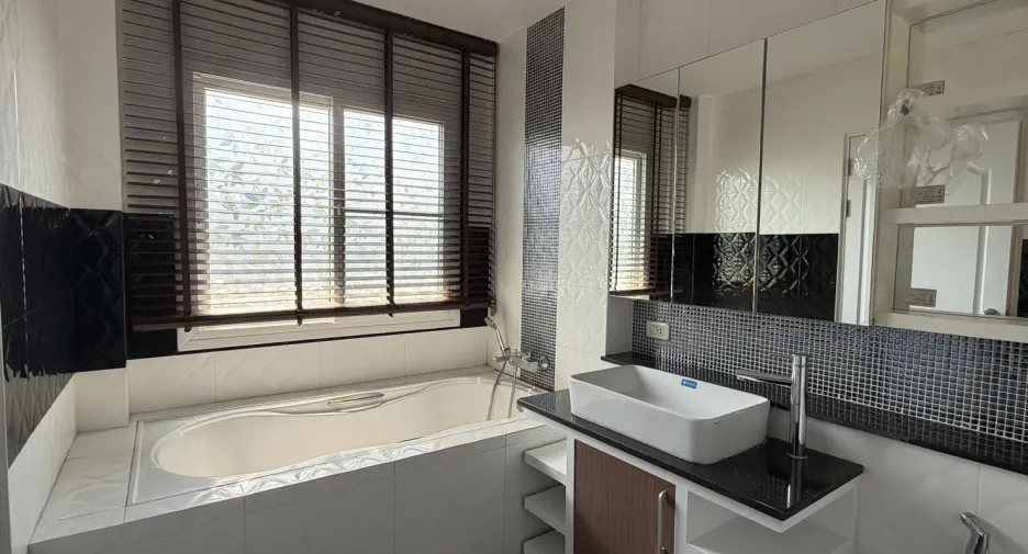 Casa en venta de 4 habitaciones en Hang Dong, Chiang Mai