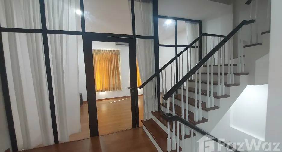 For rent 4 bedrooms house in Wang Thonglang, Bangkok
