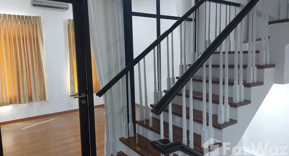 For rent 4 bedrooms house in Wang Thonglang, Bangkok