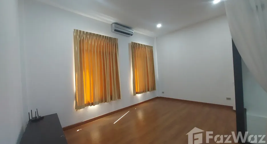 For rent 4 bedrooms house in Wang Thonglang, Bangkok