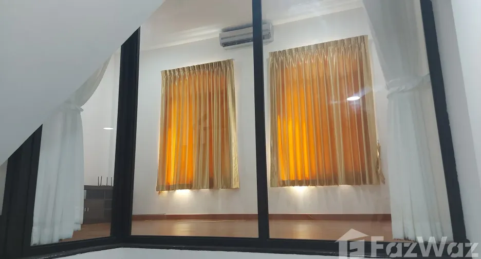 For rent 4 bedrooms house in Wang Thonglang, Bangkok