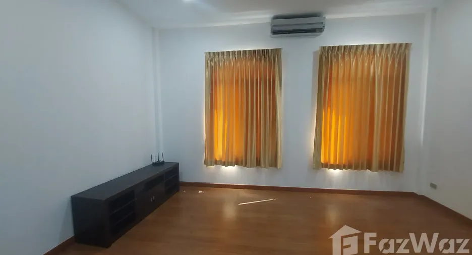 For rent 4 bedrooms house in Wang Thonglang, Bangkok
