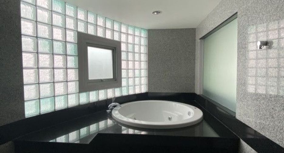 Condo en alquiler de 3 habitaciones en Watthana, Bangkok