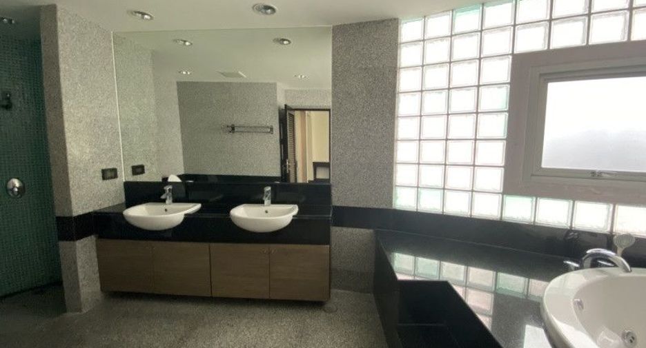 Condo en alquiler de 3 habitaciones en Watthana, Bangkok