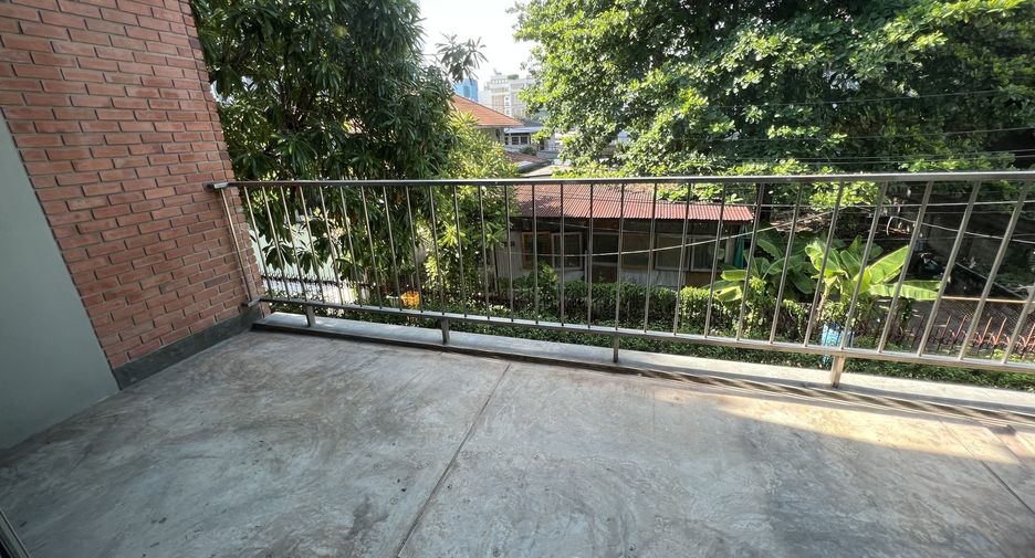 For rent 3 bedrooms condo in Khlong Toei, Bangkok