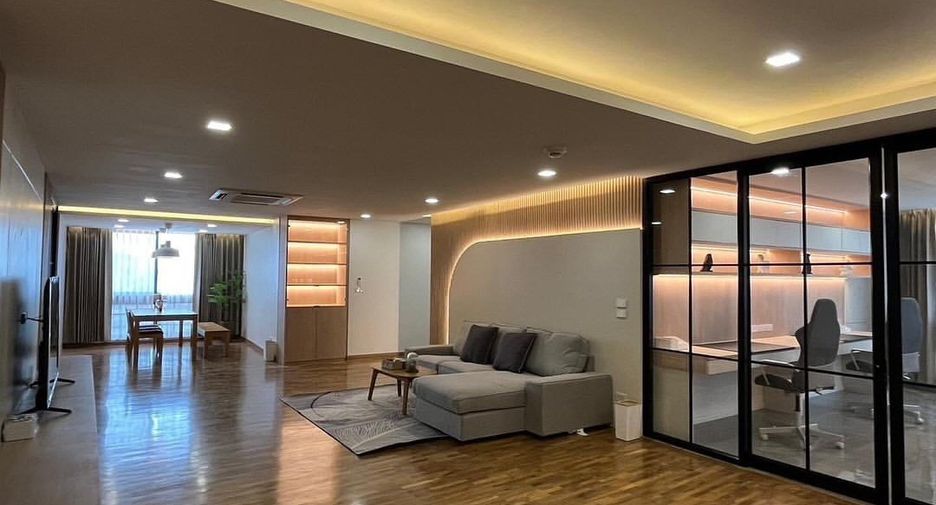 For rent 3 bedrooms condo in Khlong Toei, Bangkok