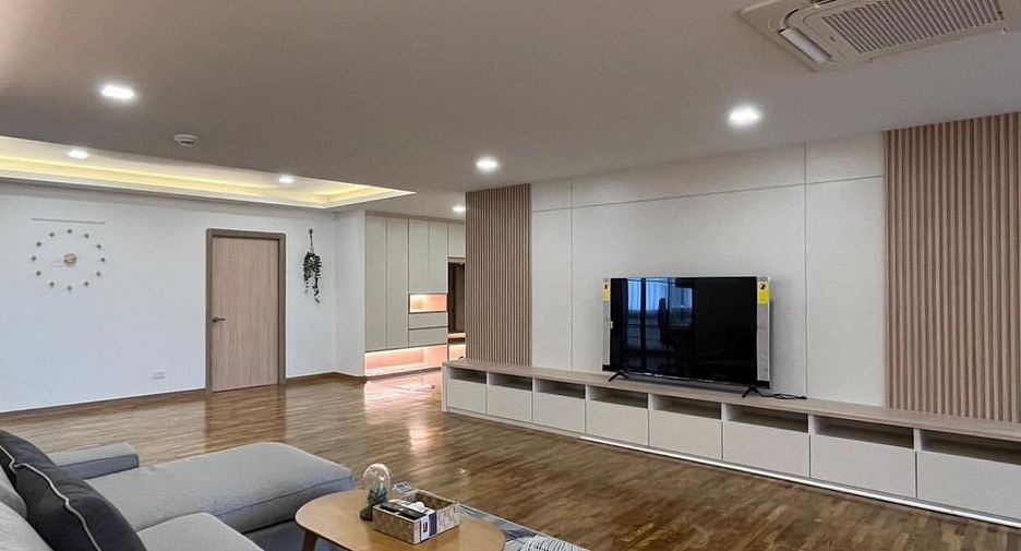 For rent 3 bedrooms condo in Khlong Toei, Bangkok