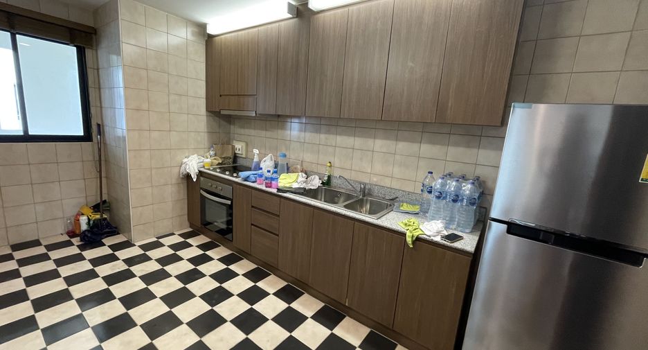 For rent 3 bedrooms condo in Sathon, Bangkok