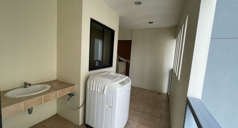 For rent 3 bedrooms condo in Sathon, Bangkok