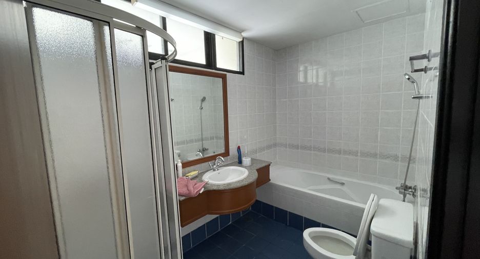 For rent 3 bedrooms condo in Sathon, Bangkok