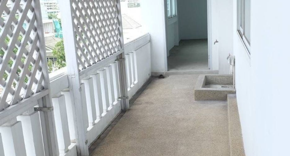 For rent 3 bedrooms apartment in Yan Nawa, Bangkok