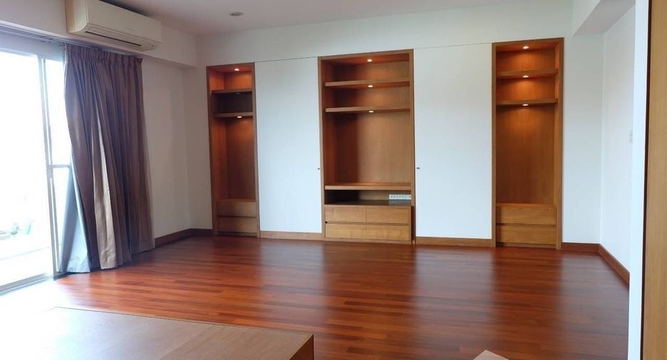 For rent 3 bedrooms apartment in Yan Nawa, Bangkok