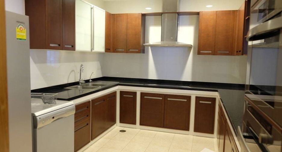 For rent 3 bedrooms apartment in Yan Nawa, Bangkok