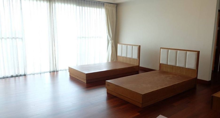 For rent 3 bedrooms apartment in Yan Nawa, Bangkok