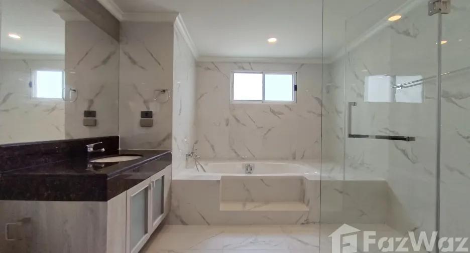 For rent 2 bedrooms condo in Khlong Toei, Bangkok