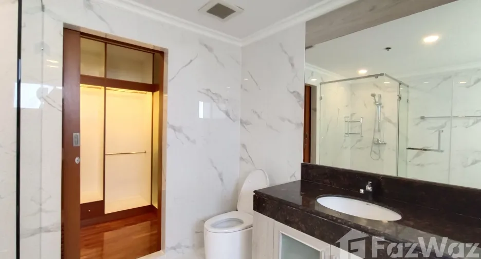 For rent 2 bedrooms condo in Khlong Toei, Bangkok