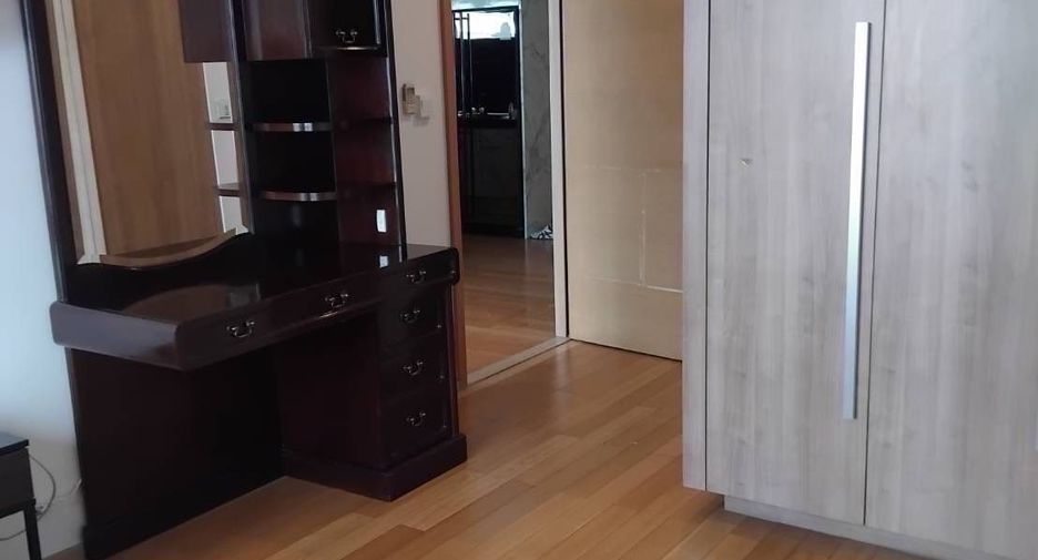 For rent 3 bedrooms condo in Pathum Wan, Bangkok