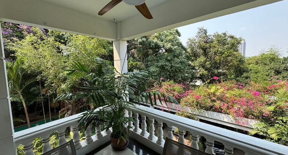 For rent 2 bedrooms apartment in Yan Nawa, Bangkok