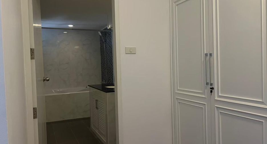 Condo en alquiler de 3 habitaciones en Khlong Toei, Bangkok