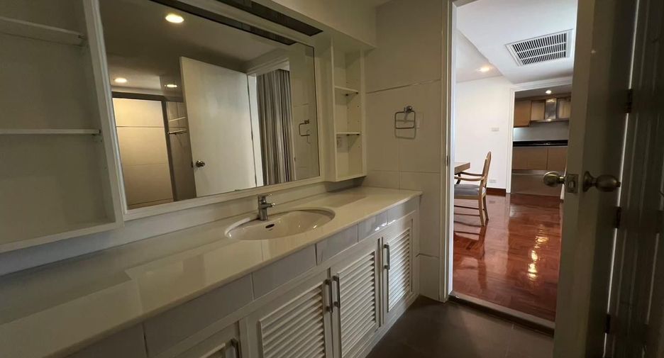 Condo en alquiler de 3 habitaciones en Khlong Toei, Bangkok