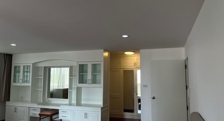 Condo en alquiler de 3 habitaciones en Khlong Toei, Bangkok