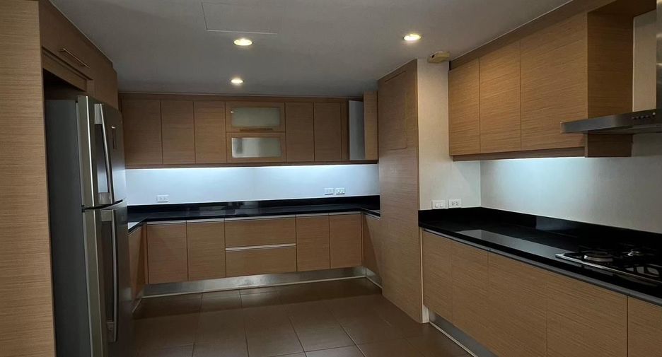 Condo en alquiler de 3 habitaciones en Khlong Toei, Bangkok