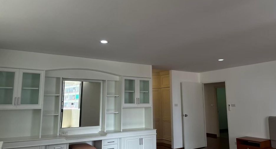 Condo en alquiler de 3 habitaciones en Khlong Toei, Bangkok