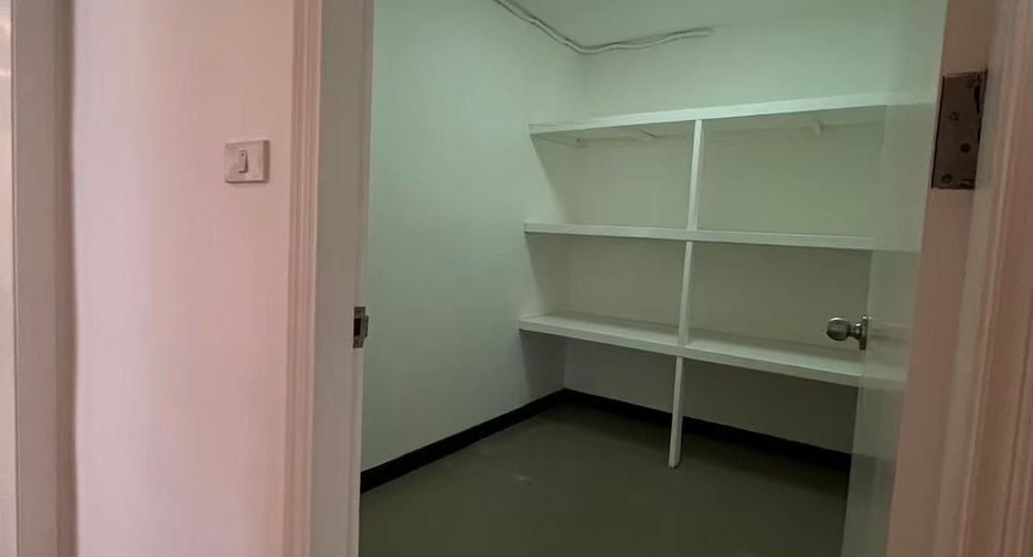 Condo en alquiler de 3 habitaciones en Khlong Toei, Bangkok
