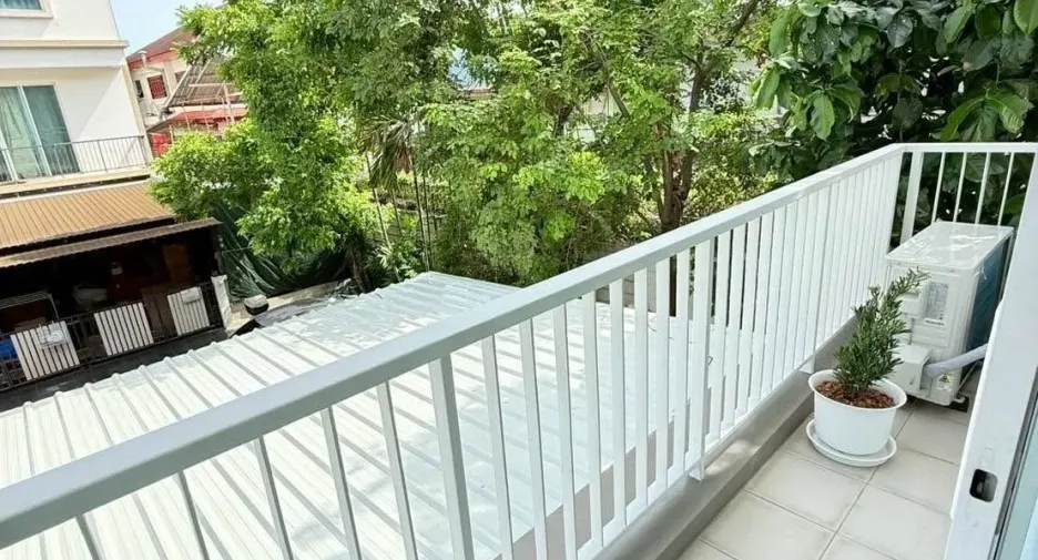 Casa en alquiler de 3 habitaciones en Chatuchak, Bangkok