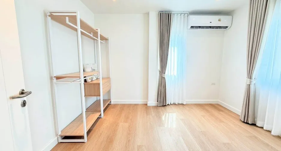 Casa en alquiler de 3 habitaciones en Chatuchak, Bangkok