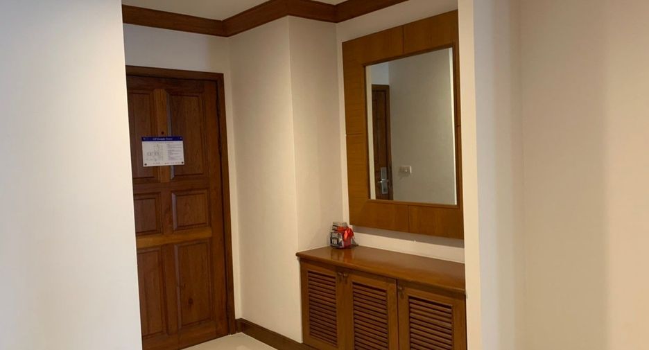 For rent 3 bedrooms apartment in Watthana, Bangkok