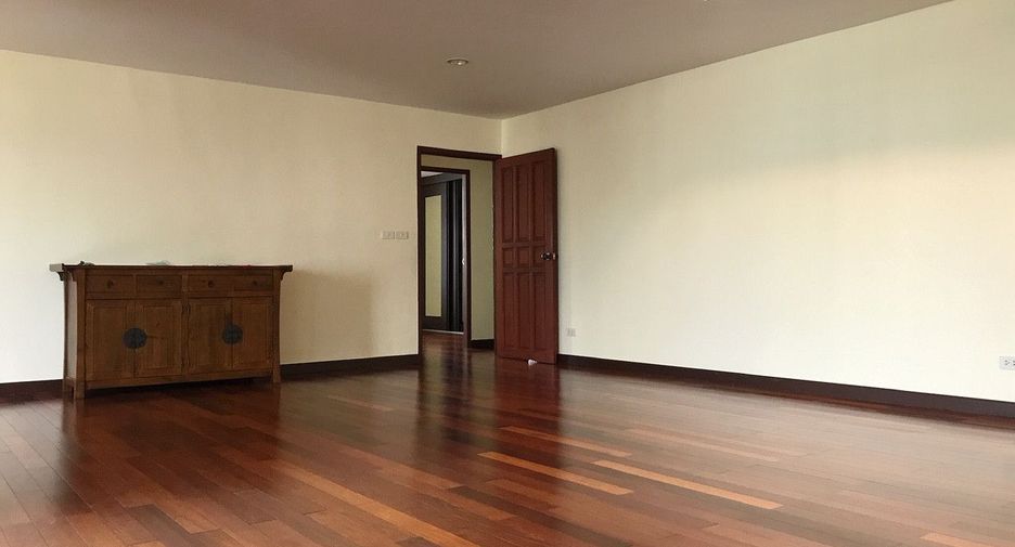 For rent 3 bedrooms condo in Watthana, Bangkok