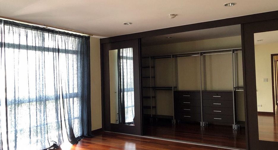 For rent 3 bedrooms condo in Watthana, Bangkok