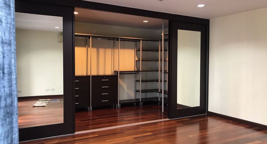 For rent 3 bedrooms condo in Watthana, Bangkok