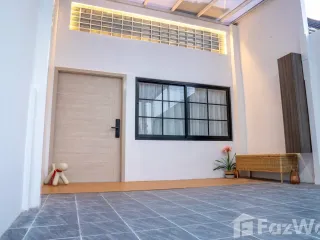 出租 3 卧室 联排别墅 在 Watthana, 曼谷